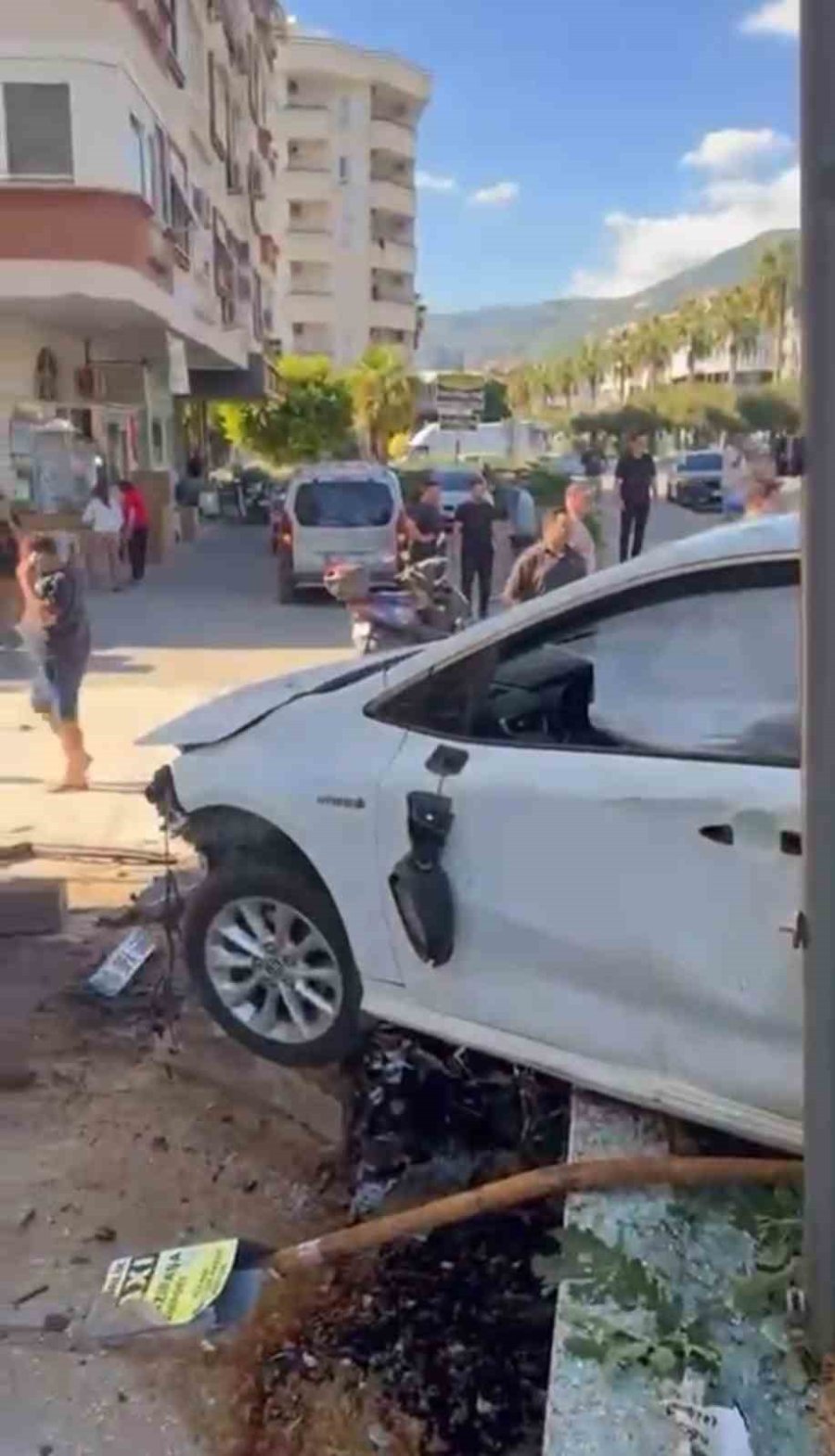Antalya’da Otomobil Önce Yayaya Çarptı Ardından Otobüs Durağına Daldı: 3 Yaralı