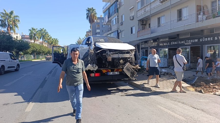 Antalya’da Otomobil Önce Yayaya Çarptı Ardından Otobüs Durağına Daldı: 3 Yaralı