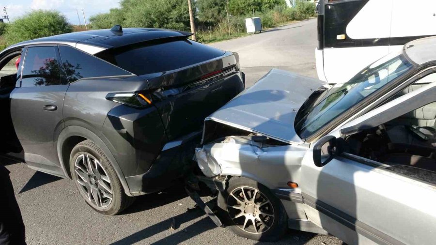 Antalya’da Otomobiller Çarpıştı: 1 Yaralı