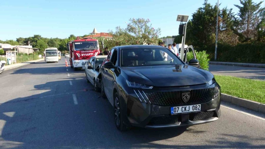 Antalya’da Otomobiller Çarpıştı: 1 Yaralı