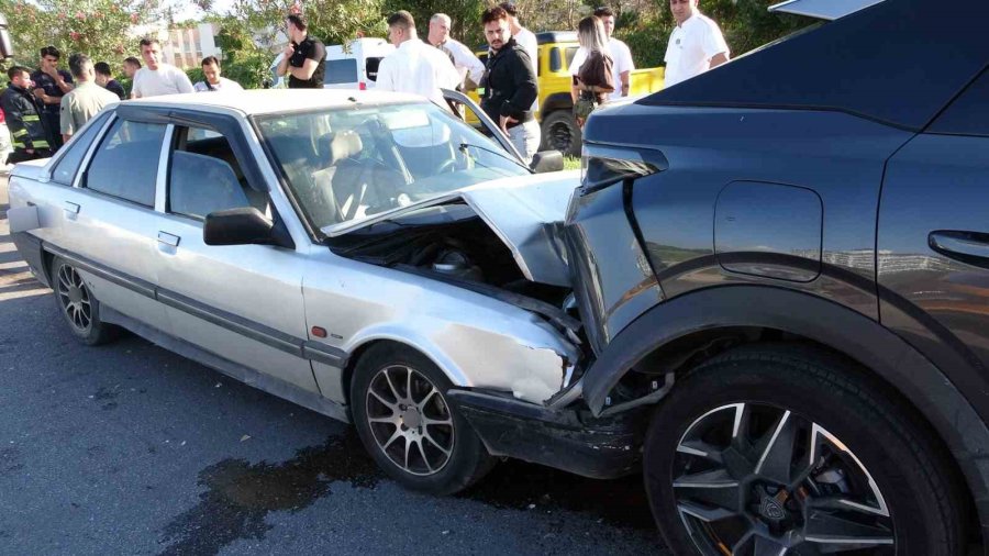 Antalya’da Otomobiller Çarpıştı: 1 Yaralı