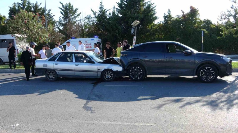Antalya’da Otomobiller Çarpıştı: 1 Yaralı