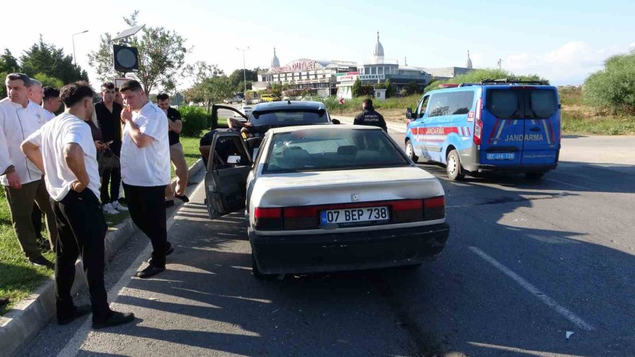 Antalya’da Otomobiller Çarpıştı: 1 Yaralı