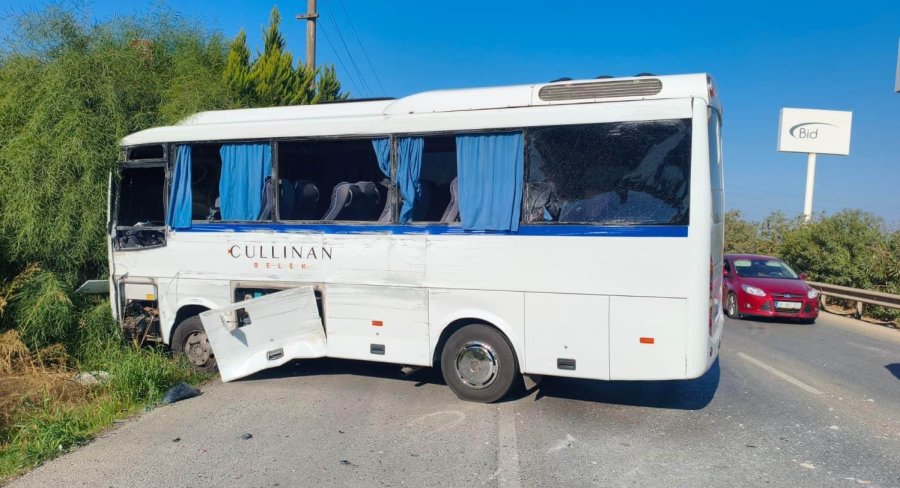 Antalya’da Tur Otobüsü İle Servis Minibüsü Çarpıştı: 6 Yaralı