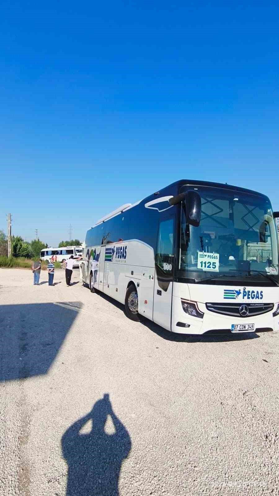 Antalya’da Tur Otobüsü İle Servis Minibüsü Çarpıştı: 6 Yaralı