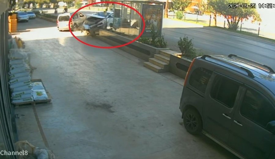 Antalya’da Otomobil Önce Yayaya Çarptı Ardından Otobüs Durağına Daldı: 3 Yaralı