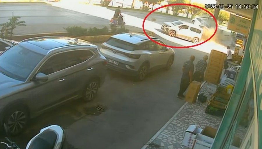 Antalya’da Otomobil Önce Yayaya Çarptı Ardından Otobüs Durağına Daldı: 3 Yaralı