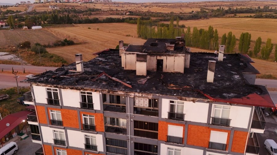 Alevlerin Sardığı Çatı Küle Döndü