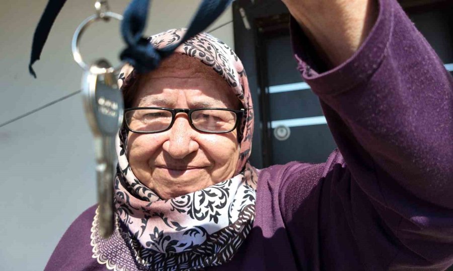 Mutluluğun Fotoğrafı: Ömrü Çatmada Geçti, 69 Yaşında Evi Oldu