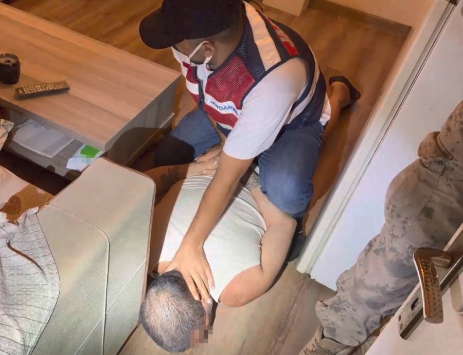 Kırmızı Bültenle Aranan Firari Cezaevine Teslim Edildi