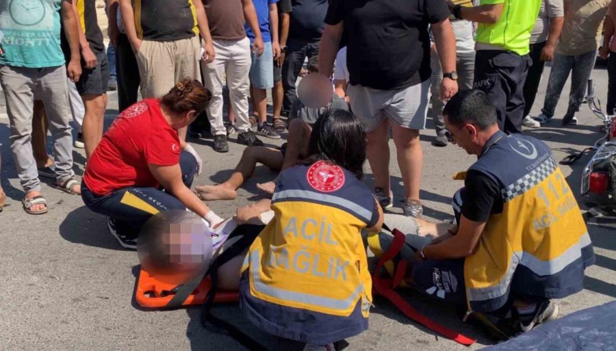 Motosiklet Kavşakta Dönüş Yapan Otomobille Çarpıştı: 2 Yaralı