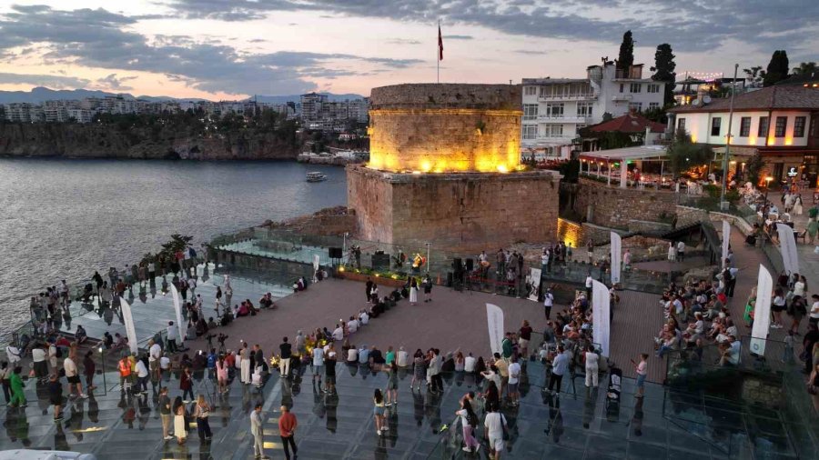 2 Bin Yıllık Hıdırlık Kulesi’nde Gün Batımına Müzik Eşlik Etti