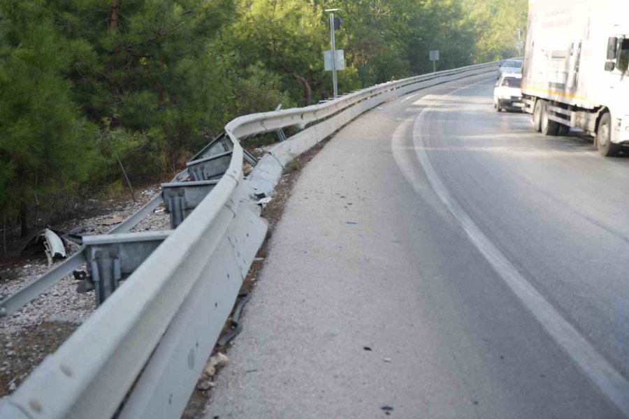 Pelet Yüklü Kamyon Bariyerlere Çarptı, Kasası Devrildi: 1 Yaralı