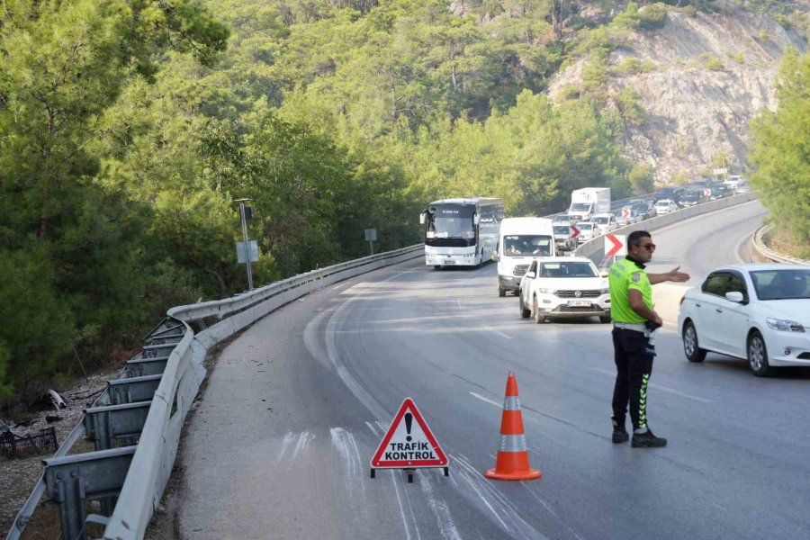 Pelet Yüklü Kamyon Bariyerlere Çarptı, Kasası Devrildi: 1 Yaralı