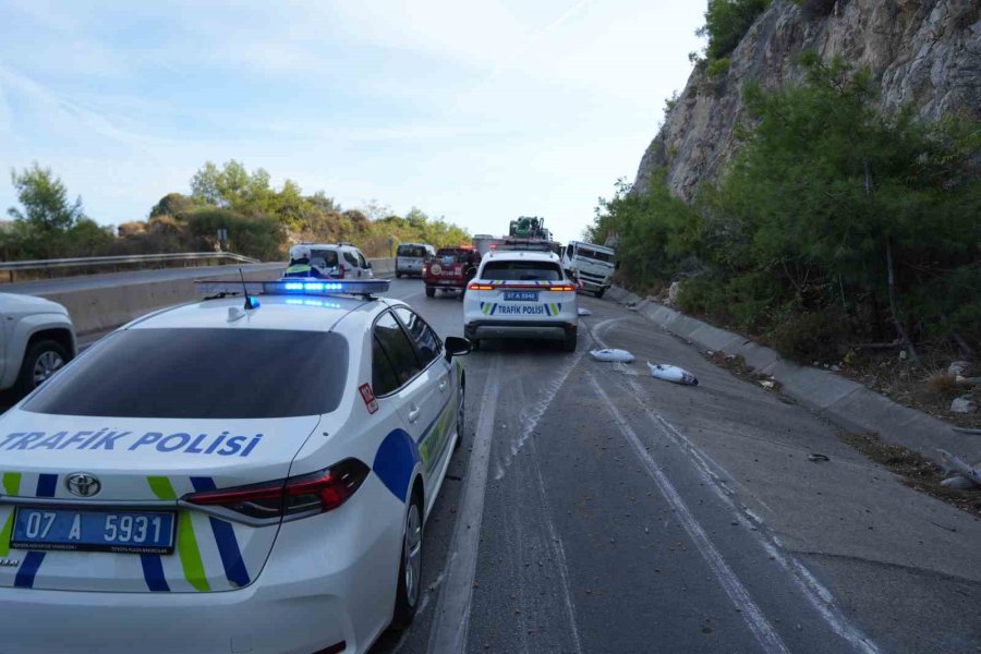 Pelet Yüklü Kamyon Bariyerlere Çarptı, Kasası Devrildi: 1 Yaralı