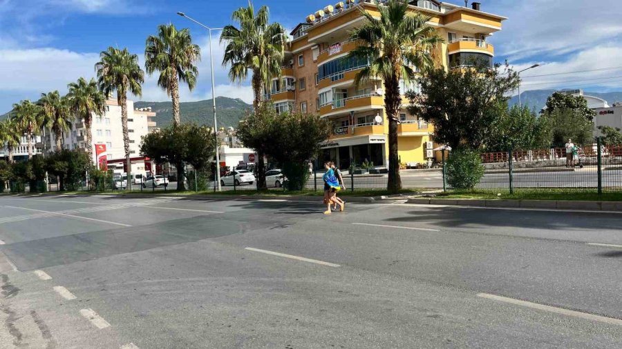 3 Kişinin Yaralandığı Kazada Parçalanan Otomobilin Direksiyonundan Yürüyerek İndi