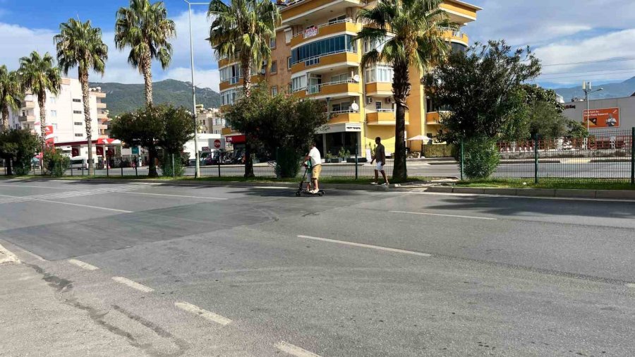 3 Kişinin Yaralandığı Kazada Parçalanan Otomobilin Direksiyonundan Yürüyerek İndi