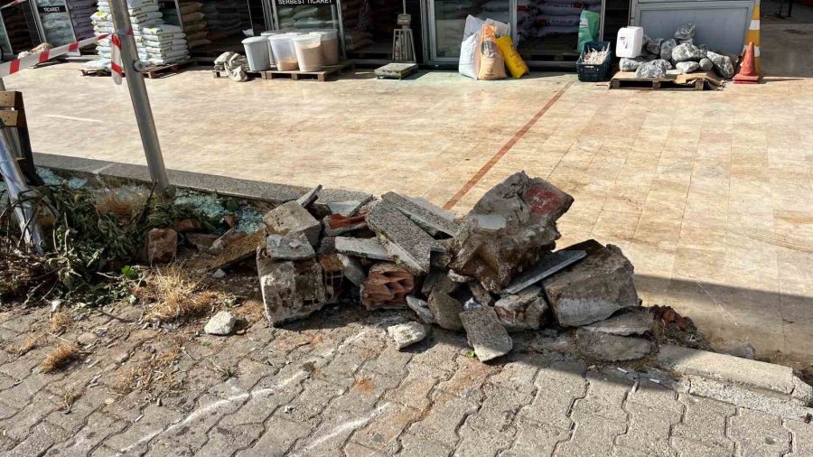 3 Kişinin Yaralandığı Kazada Parçalanan Otomobilin Direksiyonundan Yürüyerek İndi