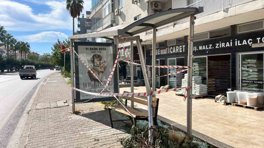 3 Kişinin Yaralandığı Kazada Parçalanan Otomobilin Direksiyonundan Yürüyerek İndi