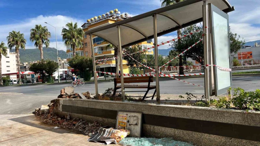 3 Kişinin Yaralandığı Kazada Parçalanan Otomobilin Direksiyonundan Yürüyerek İndi