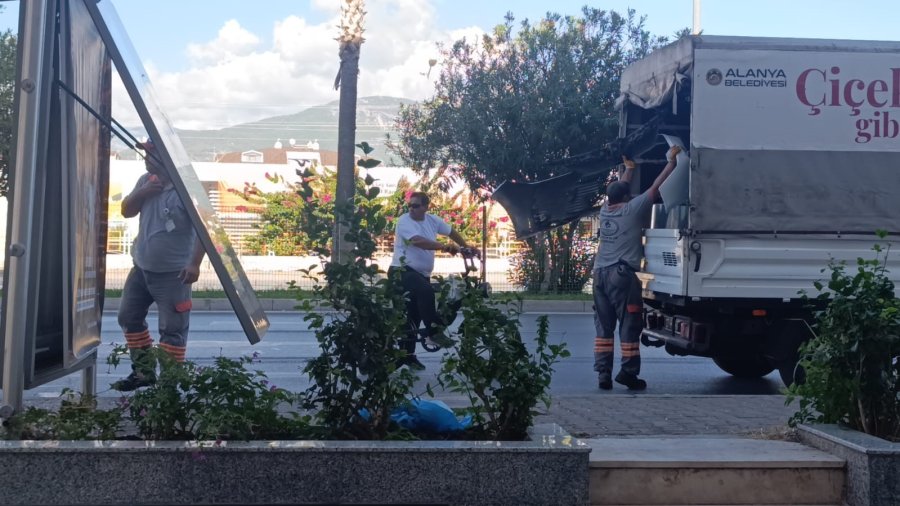 3 Kişinin Yaralandığı Kazada Parçalanan Otomobilin Direksiyonundan Yürüyerek İndi