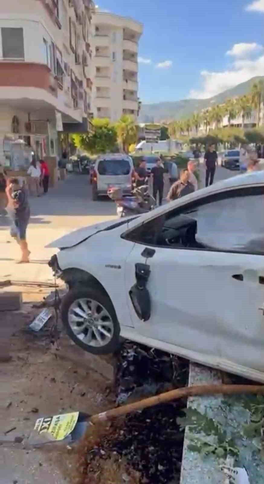 3 Kişinin Yaralandığı Kazada Parçalanan Otomobilin Direksiyonundan Yürüyerek İndi