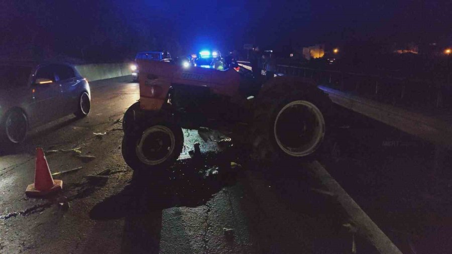 Otomobil Traktöre Arkadan Çarptı: 2 Ağır Yaralı