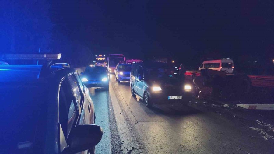 Otomobil Traktöre Arkadan Çarptı: 2 Ağır Yaralı