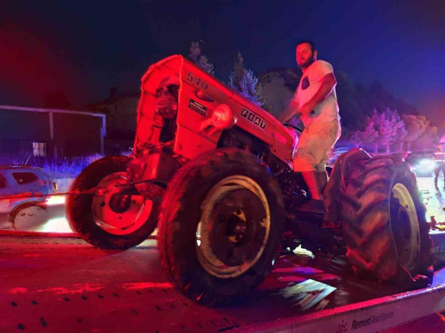 Otomobil Traktöre Arkadan Çarptı: 2 Ağır Yaralı