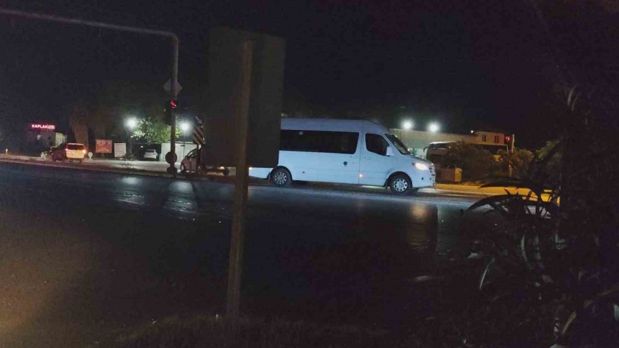 Otomobil Traktöre Arkadan Çarptı: 2 Ağır Yaralı