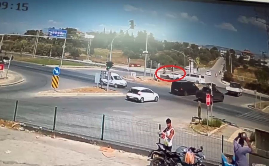 Kırmızı Işıkta Geçen Araca Motosikletin Çarpma Anı Kamerada: 2 Yaralı