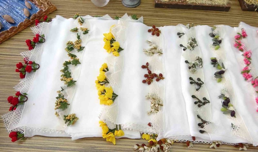 Mersin’de İğne Oyası Sanata Dönüştü: Arıdan Kelebeğe Birçok Figür İlgi Görüyor