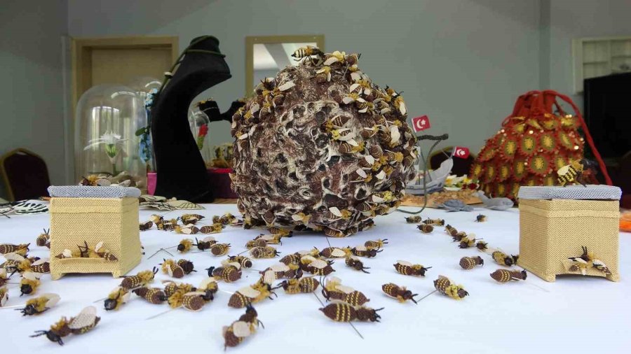 Mersin’de İğne Oyası Sanata Dönüştü: Arıdan Kelebeğe Birçok Figür İlgi Görüyor