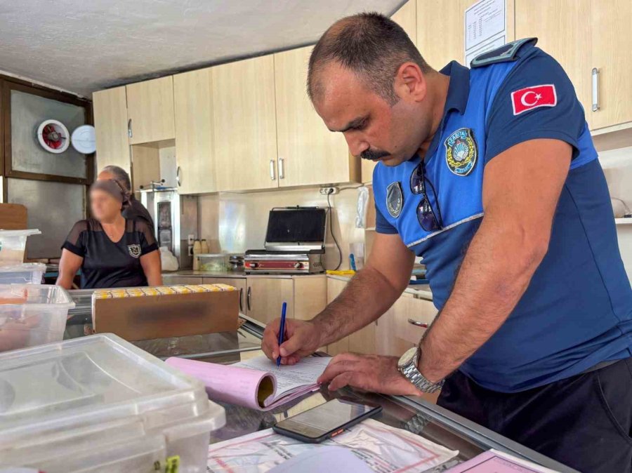 Mersin’de Okul Kantinlerine Denetim: Tarihi Geçmiş Ürünler İmha Edildi