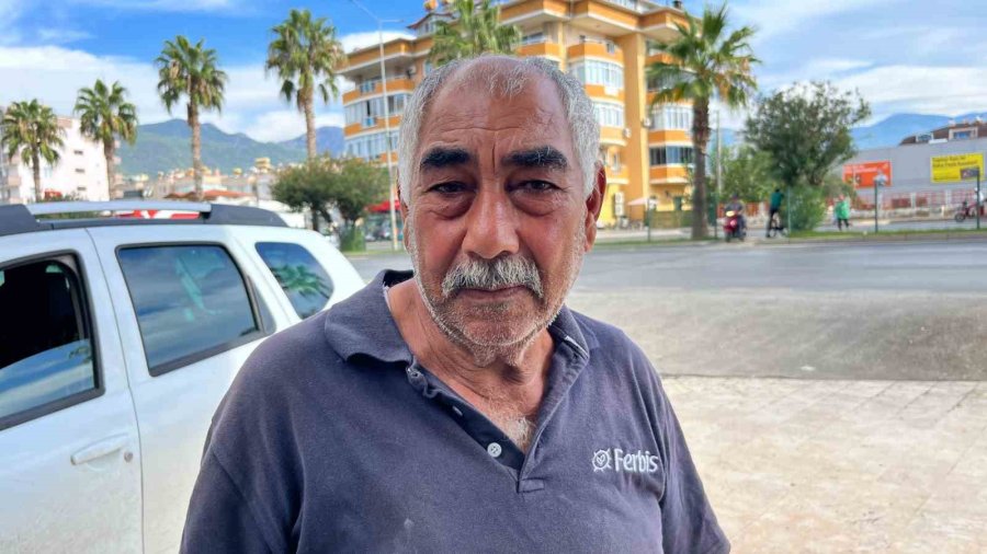 3 Kişinin Yaralandığı Kazada Parçalanan Otomobilin Direksiyonundan Yürüyerek İndi