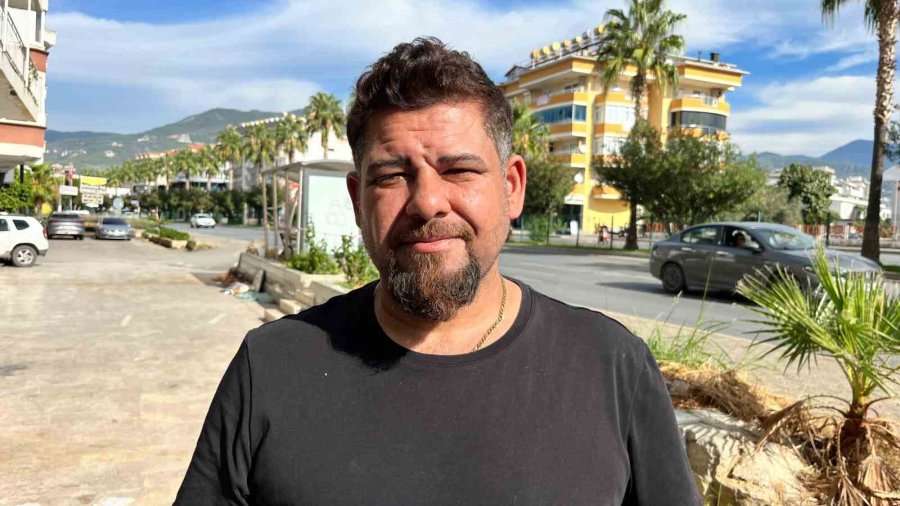 3 Kişinin Yaralandığı Kazada Parçalanan Otomobilin Direksiyonundan Yürüyerek İndi