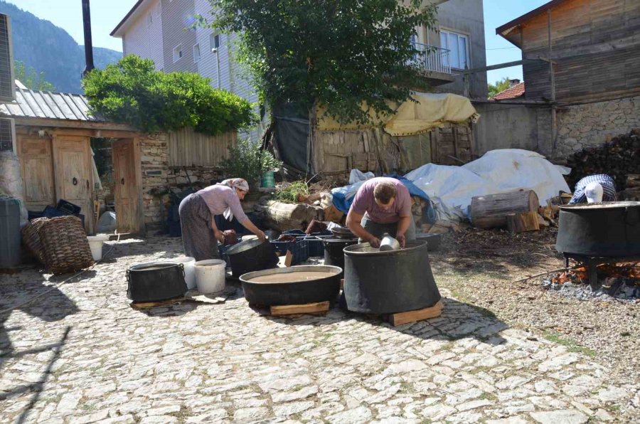 Toroslarda Geleneksel Pekmez Mesaisi: Üzümden Sofraya Uzanan Zahmetli Yol
