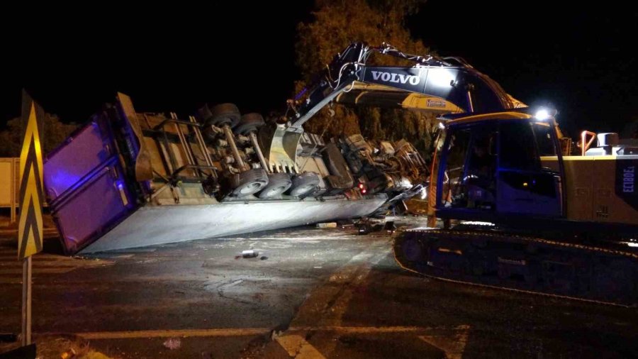 Antalya’da Tır Devrildi: Durakta Bekleyen 2 Kişi Hayatını Kaybetti