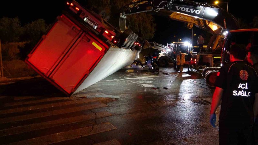 Antalya’da Tır Devrildi: Durakta Bekleyen 2 Kişi Hayatını Kaybetti