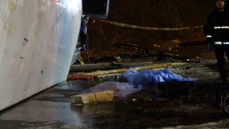 Antalya’da Tır Devrildi: Durakta Bekleyen 2 Kişi Hayatını Kaybetti