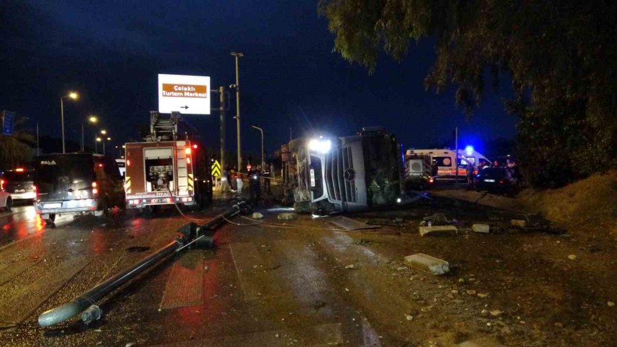 Antalya’da Tır Devrildi: Durakta Bekleyen 2 Kişi Hayatını Kaybetti