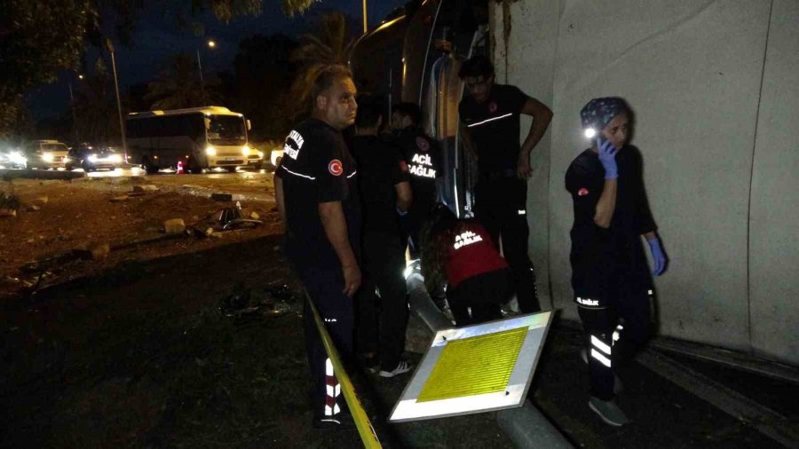 Antalya’da Tır Devrildi: Durakta Bekleyen 2 Kişi Hayatını Kaybetti
