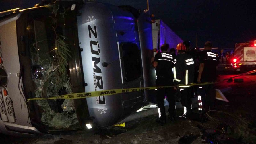 Antalya’da Tır Devrildi: Durakta Bekleyen 2 Kişi Hayatını Kaybetti
