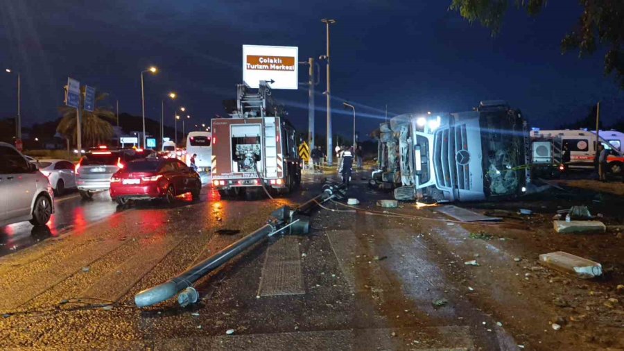 Antalya’da Tır Devrildi: Durakta Bekleyen 2 Kişi Hayatını Kaybetti