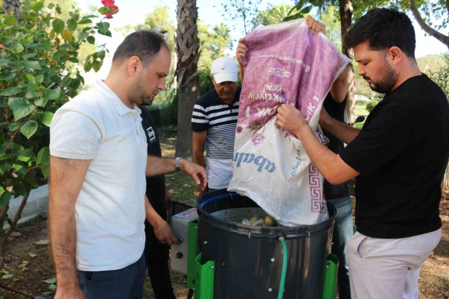 Büyükşehir’den Kemerli Üreticilere Ceviz Soyma Makinesi Desteği