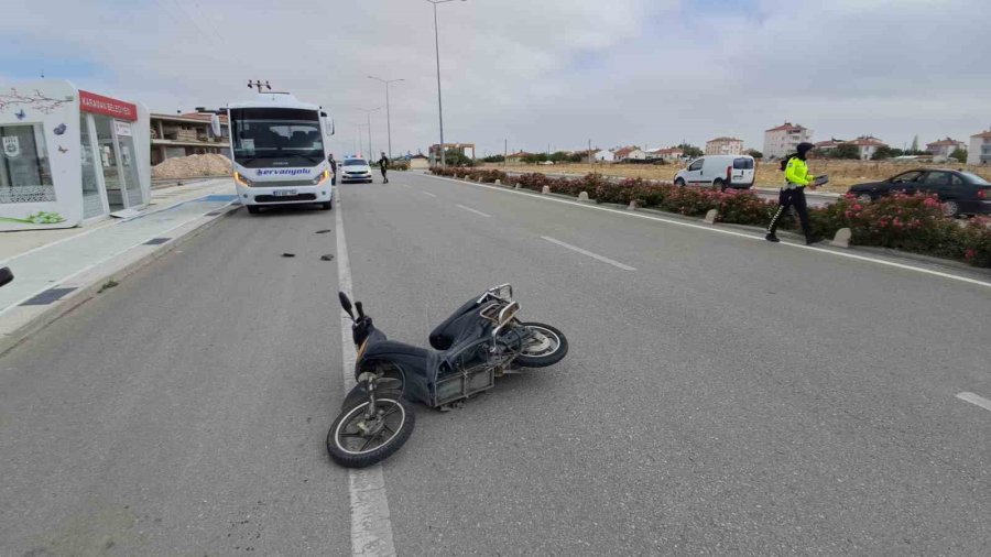Otomobilin Çarptığı Elektrikli Bisiklet Sürücüsü Havaya Fırladı: O Anlar Kamerada