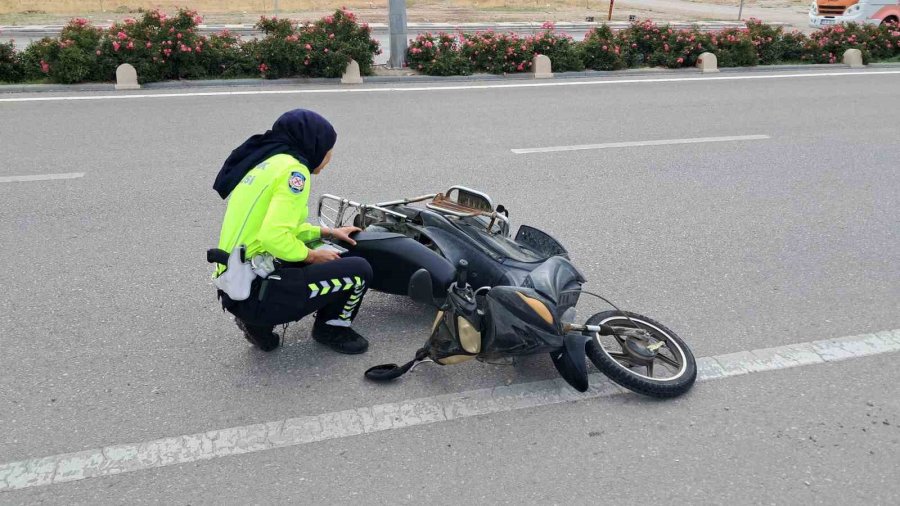 Otomobilin Çarptığı Elektrikli Bisiklet Sürücüsü Havaya Fırladı: O Anlar Kamerada