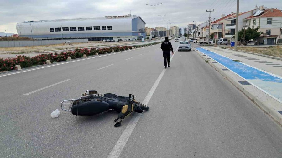 Otomobilin Çarptığı Elektrikli Bisiklet Sürücüsü Havaya Fırladı: O Anlar Kamerada