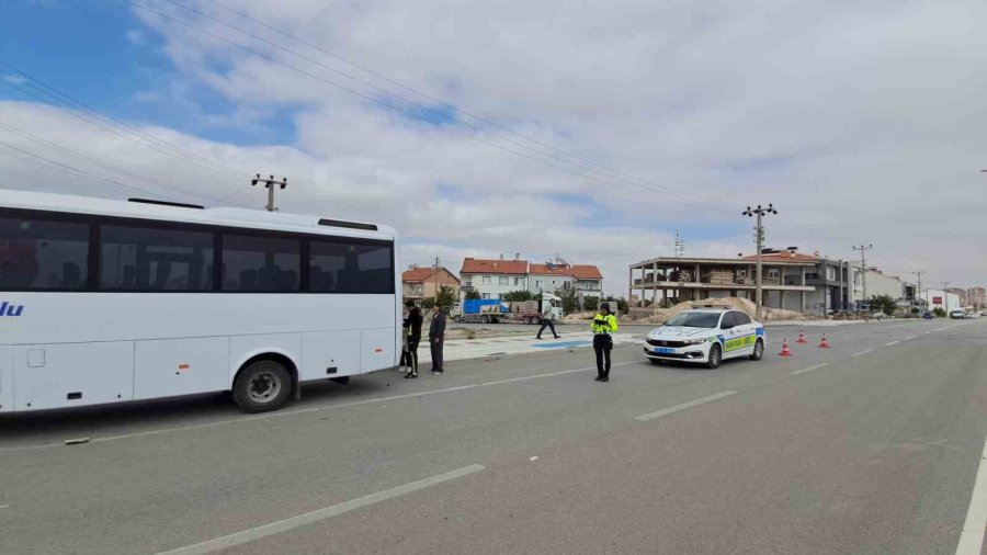 Otomobilin Çarptığı Elektrikli Bisiklet Sürücüsü Havaya Fırladı: O Anlar Kamerada