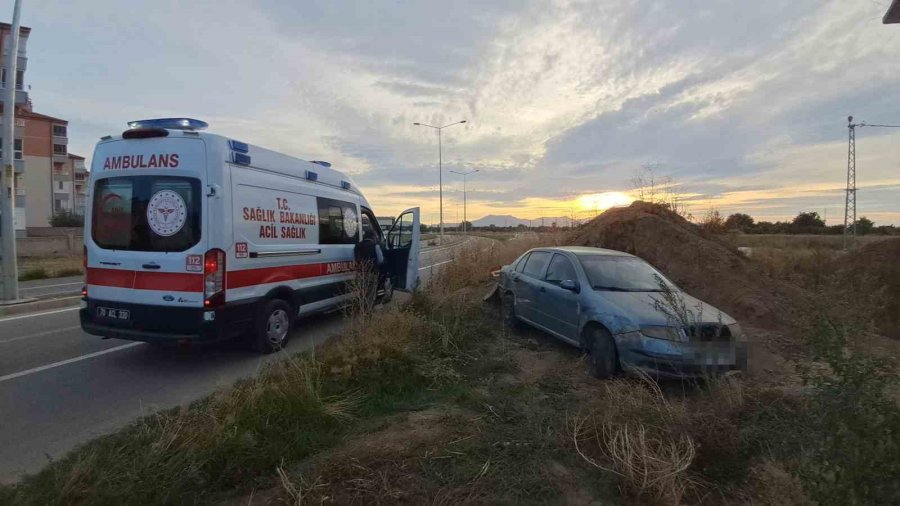 Kavşakta Çarpışan Araçlar Savruldu: 2 Yaralı